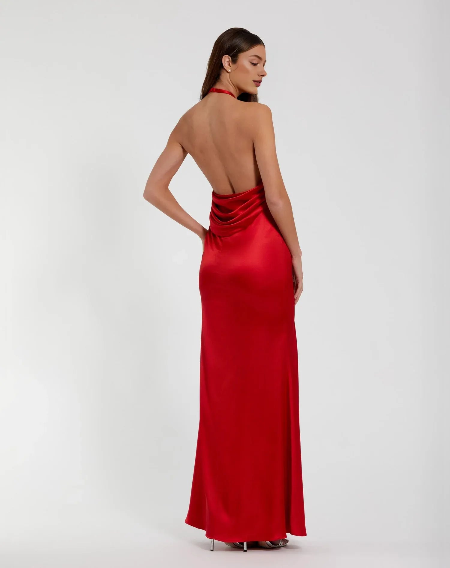 Robe de soirée Weitese en satin rouge, décolleté plongeant et motif floral 3D, empreinte d'une sophistication intemporelle.